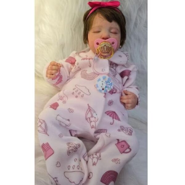 Bebê Reborn Olívia Rocha  Olívia: derivado de "oliveira" (paz e prosperidade) + Rocha: força e solidez - Imagem 2